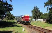 V75 018 fuhr am 27.08.16 von Schwarzenberg über Annaberg und Weipert nach Chomutov. Dort stand ein Besuch des Depots des Technischen Nationalmuseums Prag auf dem Programm. Hier der Zug in Chomutov.