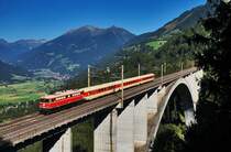 METRANS 1042.23 überquert mit dem SR 17063 (Mallnitz-Obervellach - Spittal-Millstättersee), die Pfaffenberg-Zwenberg-Brücke bei Penk.
Aufgenommen am 27.8.2016.