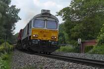 Nach der Entladung der mit Erdaushub bef�llten Wagen im Industriegebiet Ulm-Donautal zieht 077 030-0 eine Ganzzug mit Wagen der Gattung Fas am 10.06.2016 Richtung Ulm Hbf.