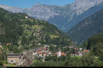 Ein ICN durchfährt am 25. August 2016 in Kürze Gurtnellen an der Gotthard-Nordrampe. Oben am Hang sieht man das ursprüngliche Dorf Gurtnellen, unten an der Bahnlinie der erst beim Bau der Gotthardbahn gross gewordene Ortsteil Gurtnellen Wiler. Beim Bau der Gotthardbahn lebten in Gurtnellen ca. 1600 Leute, heute sind es noch knapp 600. Am Bahnhof halten die Züge nur noch ausserplanmässig, der Ort wird mit einer Buslinie erschlossen.