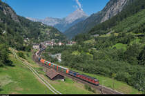 Re 6/6 11668  Stein-Säckingen  befördert am 25. August 2016 zusammen mit einer Re 4/4 II bei Gurtnellen den Wetron-Ganzzug die Gotthard-Nordrampe hinauf. <br>
Die Re 6/6 11668 trägt auf beiden Seiten unterschiedliche Gemeindewappen (Stein AG und Säckingen/DE). Meines Wissens ist sie die einzige SBB-Lok mit dem Wappen einer ausländischen Gemeinde (wobei der Bahnhof Stein-Säckingen auf Schweizer Boden liegt).