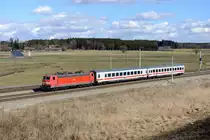 Mit der Baureihe 181.2 planmäßig nach München? Eigentlich unvorstellbar, doch für wenige Monate gab es das tatsächlich! Mit dem PbZ 2461 kam in den ersten Monaten des Jahres 2014 eine 181.2 donnerstags nach München Pasing Pbf, übernachtete dort im Bh München West und am Folgetag ging es mit dem PbZ 2460 zurück nach Stuttgart. Diese Leistung war allerdings schwierig umzusetzen, denn besonders  gut im Licht  verkehrte sie nicht und oft fuhr die 181.2 vor Plan und als Lz. Am 28. Februar 2014 hatte 181 223 aber wenigstens zwei IC Wagen im Schlepp und konnte zur Planzeit bei Hattenhofen abgelichtet werden.