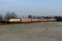 Der 01. März 2014 zeigte sich am Morgen noch recht freundlich, deswegen sollte die Gelegenheit genutzt werden, den Turnuszugverkehr in Richtung Tirol zu dokumentieren. Der CNL 1319 wird während der Wintersaison an Samstagen nach Innsbruck durchgebunden und das Lieblingsspielzeug des Bh München West bekommt Auslauf ins Inntal. Bei Happing hatte sich kurz nach acht Uhr die Sonne halbwegs durch den Dunst gekämpft, als 103 245 mit ihrem Nachtzug an den Fotografen vorbeifuhr.