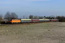 Für mich der schönste Turnuszug des Tages: Gleich vier Schlafwagen der Gattung P (Edelstahlbauweise nach Lizenz der Budd Company aus den USA, Baujahr 1955) hatte die northrail 1142.635 am Haken. Zugnummer des Nachtzuges ist 13411, in Wörgl wird der Zug geteilt, der hintere Teil fährt als 13817 nach Saalfelden, der vordere nach Landeck. Bei Happing konnte die Leistung dokumentiert werden, die Kirche links im Bild ist übrigens St. Stephan in Aising.