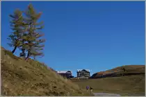 Langsam heisst es, sich von den lange Zeit das Bild der Jungfraubahn prägenden BDhe 2/4 Triebwagen und ihren Bt Abschied zu nehmen. 
Das Bild zeigt in der Ferne einen JB BDhe 2/4 mit Bt, der auf der kleinen Scheidegg auf die Abfahrt wartet.
9. Oktober 2014