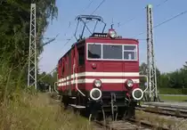E 22 wartet in Alverdissen auf die Rückkehr des Museumszuges aus Dörentrup, um in dann unter Fahrdraht zurück nach Bösingfeld zu befördern (28.8.16). Nochmals Dank an Ralf und Tim für das wunschgemäße Parken!