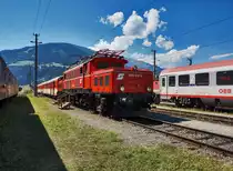 1020 018-6 fährt als SR 17074 (Sillian - Lienz), bei Lienzer Heizhaus ein. Leider ging die Einfahrt etwas zu weit und so wurden alle Stiegen verfehlt :-)
Aufgenommen am 28.8.2016.