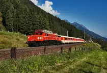 1020 018-6 fährt nahe Penk, mit dem SR 17076 (Spittal-Millstättersee - Mallnitz-Obervellach) vorüber.
Aufgenommen am 28.8.2016.