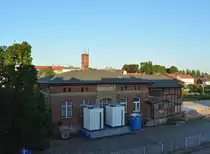 In Staßfurt war die Pension direkt gegenüber vom Bahnhof. Ei Blick aus dem Fenster und man hat den Bahnhof im Blick. Hier ist die alte Güter Expedition in Staßfurt zu sehen.

Staßfurt 20.07.2016