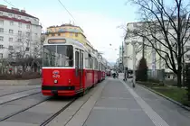 Wien Wiener Linien SL 67 (c5 1473 + E2 4073) Favoriten (10. (X) Bezirk), Reumannplatz am 16. Februar 2016.