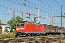 DB Lok 185 124-5 durchfährt den Bahnhof Pratteln. Die Aufnahme stammt vom 22.08.2016.