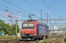 Re 482 014-8 durchfährt den Bahnhof Pratteln. Das abzweigende Gleis führt auf eine Strasse und in ein Industriegebiet, von wo aus auch diese Aufnahme am 22.08.2016 entstand.