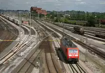 Blick von der  Decatur-Br�cke  am 16.08.2016 �ber den Rangierbahnhof Maschen in Nordrichtung; 189 019 ist auf dem Weg zu ihrem Zug. Da die genannte Br�cke ab dem 01.10.2016 f�r jeglichen Verkehr einschlie�lich Fu�g�nger und Radfahrer gesperrt wird, ist diese Perspektive in naher Zukunft nicht mehr m�glich.