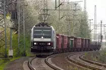 185 551 wurde mit ihrem Güterzug von Düsseldorf-Rath nach Bous-Saar in Höhe Köln-Wahn abgelichtet.
Aufnahmedatum: Das Aufnahmedatum ist mir leider nicht mehr bekannt und auch den EXIF-Daten nicht zu entnehmen.