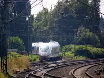 Der ICE3 aus Frankfurt(am Main-Hbf)(D) nach Amsterdam(NL) und kommt aus Richtung Köln,Grevenbroich und fährt durch Rheydt-Hbf und fährt in Richtung Mönchengladbach-Hbf.
Aufgenommen vom Bahnsteig 3 in Rheydt-Hbf. 
Bei Sommerwetter am Mittag vom 27.8.2016.