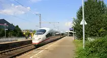 Der ICE3 aus Amsterdam(NL) nach Frankfurt(am Main-Hbf)(D) und kommt aus Richtung Mönchengladbach-Hbf und fährt durch Rheydt-Hbf fährt dann weiter in Richtung Grevenbroich,Köln. Aufgenommen vom Bahnsteig 3 in Rheydt-Hbf. 
Bei Sommerwetter am Nachmittag vom 27.8.2016.