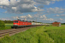 143 864 (MEG 606) + 156 004 (MEG 804) mit einem Zementzug am 28.05.2013 bei Batzhausen. 