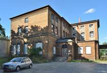 Blick auf das 2 stöckige Bahnhofsgebäude in Güterglück. Durch die oben führende Kanonenbahn musste das Bahnhofsgebäude 2stöckig sein um auf die dortigen Bahnsteige zu gelangen. Heute ist das Bahnhofsgebäude teilweise bewohnt auch wenn es nicht den Anschein erweckt und die Kanonenbahn oben ist stillgelegt. 

Güterglück 20.07.2016