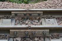 Vor nicht allzu langer Zeit wurden hier die Schienen per Flamme getrennt und mit Laschen gesichert. Die großen Stoßlücken weckten jedoch meine Aufmerksamkeit. Für einem warmen Sommertag sind die Stoßlücken sehr groß. Im Winter wären sie noch etwas größer. Nur gut das hier kein Personenberkehr stattfindet sondern nur Werksverkehr der Sodabahn in Staßfurt.

Staßfurt 21.07.2016