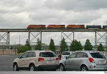 Auf einer spektakulären Brücke über den Mississippi in New Orleans, Louisiana / USA konnten am 25. Mai 2016 die drei Burlington Northern and Santa Fe Railway Maschinen # 6062 (GE ES44AC), # 6573 (GE ES44C4) und # 5239 (GE C44-9W) mit einem Kesselwagenzug erlebt werden. in Schrittgeschwindigkeit arbeitete sich der Zug die Brücke hoch.