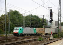 Die Cobra 2818 kommt aus Richtung  Montzen(B) mit einem Containerzug aus Novara(I) nach Genk-Zuid Haven(B) und fährt in Aachen-West ein. 
Aufgenommen vom Bahnsteig in Aachen-West.
Am Nachmittag vom 29.8.2016.