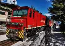 D13 schiebt den R 142 nach Jenbach Zillertalbahnhof, aus dem Bahnhof Mayrhofen im Zillertal.
Aufgenommen am 31.8.2016.