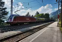 SLB 1216 940-7, sowie eine weiter 1216 von CargoServ, ziehen auf der Fahrt in Richtung Villach, einen Güterzug durch den Bahnhof Penk. Schub leistete die 1216 933-2 ebenfalls von CargoServ.
Aufgenommen am 28.8.2016.