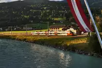 In rot-weiß-rot, passend zur österreichischen Flagge, präsentiert sich der von der Abendsonne angestrahlte 4024 113-5  Unser Land .
Unterwegs war die Garnitur als S1 4262 (Lienz - Villach Hbf).
Aufgenommen am 2.9.2016 bei der Haltestelle Berg im Drautal.