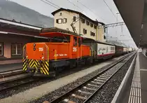 Ge 3/3 215 bei Rangierarbeiten im Bahnhof Samedan. Hier gab sie soeben einen Güterzug in Richtung Chur, ein paar Wagen bei.
Aufgenommen am 21.7.2016.
