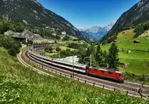 Re 4/4 II 11195 fährt mit dem IR 2421 (Zürich HB - Locarno), durch die Wattinger Kurve bei Wassen.
Aufgenommen am 19.7.2016.