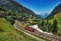 Re 6/6 11613  Rapperswil , kehrt von einer Schubleistung nach Erstfeld zurück. Hier durchfährt sie soeben die Wattinger Kurve, bei Wassen.
Aufgenommen am 19.7.2016.