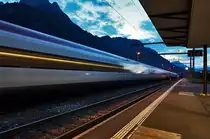 Ein ETR 610 durchfährt auf der Fahrt nach Zürich HB, den Bahnhof Erstfeld.
Aufgenommen am 20.7.2016.