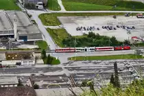Blick hinunter vom Nätschen, auf den R 625 aus Göschenen, dieser gerade den Ort Andermatt erreicht.
Aufgenommen am 21.7.2016.