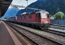 Eine Re 16/16, bestehend aus den Lokomotiven Re 6/6 11607  Wattwil , Re 6/6 11651  Dornach  und Re 4/4 II 11291, fährt mit einem Güterzug aus dem Bahnhof Erstfeld aus.
Aufgenommen am 20.7.2016.
