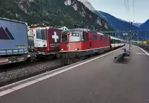 Re 4/4 II 11158 fährt mit dem IR 2438 (Locarno - Zürich HB), in dem Bahnhof Erstfeld ein.
Aufgenommen am 20.7.2016.