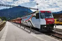 Ge 4/4 II 650  UNESCO-Welterbe  hält mit dem RE 1140 (St. Moritz - Filisur - Chur), im Bahnhof Tiefencastel.
Aufgenommen am 21.7.2016.