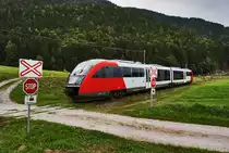 Nachschuss von 5022 027-4, bei einem kleinen Feldwegübergang zwischen Kirchbach im Gailtal und Waidegg.
Unterwegs war der Triebwagen als R 4805 von Kötschach-Mauthen nach Villach Hbf.
Aufgenommen am 6.9.2016.
