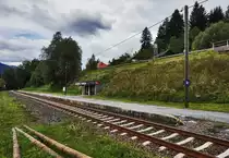 Blick auf die Haltestelle Watschig, am 6.9.2016.
Im Vordergrund sieht man noch zwei nagelneue Holzmasten. Klar so drei Monate vor der Betriebseinstellung muss man halt doch noch ein paar Kleinigkeiten erneuern. Die Strecke soll ja auch nicht komplett heruntergekommen in den Ruhestand gehen ;-)