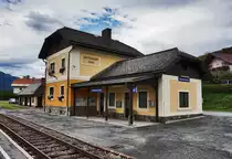Blick auf das Bahnhofsgebäude vom Bahnhof Rattendorf-Jenig, am 6.9.2016.
Als einziger an der Strecke präsentiert dieser sich auch mit Blumenschmuck an den Fenstern.