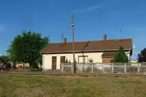 Bahnhofsgebäude der Station Nagyhalasz der 2009 stillgelegten Schmalspurstrecke von Nyiregyhaza nach Dombrad und Balsa, 29. ‎Mai ‎2016 