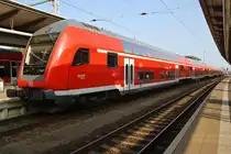 Geschoben von 112 105 hat der RE1 (RE4313)  Hanse-Express  am 27.8.2016 aus Hamburg Hauptbahnhof kommend den Rostocker Hauptbahnhof erreicht. 