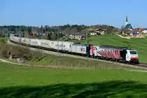 Auch der Planverkehr am 30. März 2014 wußte zu gefallen: Der TEC 41857 nach Triest, besser bekannt als  ekol , wies mit den frisch gewaschenen 189 901 und 185 664 eine attraktive Bespannung auf. Bei Roidham legt sich der gut ausgelastete Zug in die Kurve und wird in wenigen Minuten Freilassing erreichen.
