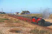 Romney, Hythe and Dymchurch Railway Lok 9  Winston Churchill  erreicht die Endschleife Dungeness. Diese Bahn mit 22 Kilometern Länge auf 381mm Spur ist keine Parkeisenbahn! Neben Touristen und Badegästen hat die Bahn auch lokale Bedeutung, bis 2015 gab es planmäßige Schülerzüge.
