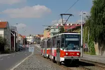T6A5 8742 + 8744 bei der Talfahrt in der Zenklova kurz vor der Haltestelle Vychovatelna. ( 24.08.2016 )