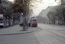 Wien WVB SL B (E1 4707) I, Innere Stadt, Schottenring / Börse im Oktober 1978. - Der 1969 von SGP gelieferte GT6 E1 4707 wurde im November 2002 ausgemustert. Danach wurde er nach Miskolc geschickt. - Scan von einem Farbnegativ. Film: Kodak Kodacolor II (Safety Film 5075). Kamera: Minolta SRT-101.