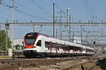 RABe 523 056, auf der S3, verlässt den Bahnhof Pratteln Das abzweigende Gleis führt auf eine Strasse und in ein Industriegebiet, von wo aus auch diese Aufnahme am 08.09.2016 entstand. 