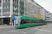 Be 6/8 Flexity 5005, auf der Linie 8, fährt zur Haltestelle am Aeschenplatz. Die Aufnahme stammt vom 04.09.2016.