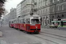 Wien Wiener Stadtwerke-Verkehrsbetriebe (WVB) SL AK (E1 4492) I, Innere Stadt, Franz-Josefs-Kai / U-Bahnstation Schottenring im Oktober 1978. - Der 1969 von den Lohnerwerken gelieferte GT6 E1 4492 wurde am 13. September 2004 ausgemustert; er kam danach nach Krakau. - Der Franz-Josefs-Kai wurde 1858 - 1860 angelegt und wurde nach Franz Josef I (1830 - 1916, Kaiser ab 1848) benannt. - Scan von einem Farbnegativ. Film: Kodak Kodacolor II (Safety Film 5075). Kamera: Minolta SRT-101.