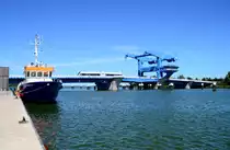 UBB 24966 Richtung Festland. Der Zug endet in Wolgast. Im Vordergrund das Küstenstreifboot  Damerow  der Wasserschutzpolizei M-V. 22.07.2016