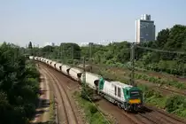 Als DH 58 war diese asymetrische G2000 leihweise bei der HGK im Einsatz.
Am 26.06.2010 von der Fußgängerbrücke zwischen Herkulesberg und Mediapark abgelichtet.
Die Gleisanlagen sind Teil des Bahnhofs Köln West.